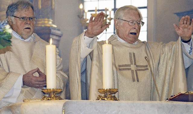 Pfarrer Heinz Gerstle (rechts) und Dia...r katholischen Pfarrkirche St. Martin.  | Foto: Hrvoje Miloslavic