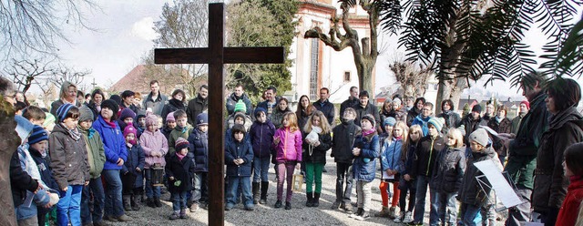 Mehr als  60 Kinder und ihre Eltern na...nen die Leidensgeschichte Jesu hrten.  | Foto: Herbert Birkle