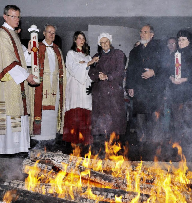 Pfarrerin Ingrid Steiert und Werner Ha...die Kerze fr die evanglische Gemeinde  | Foto: Markus Zimmermann               