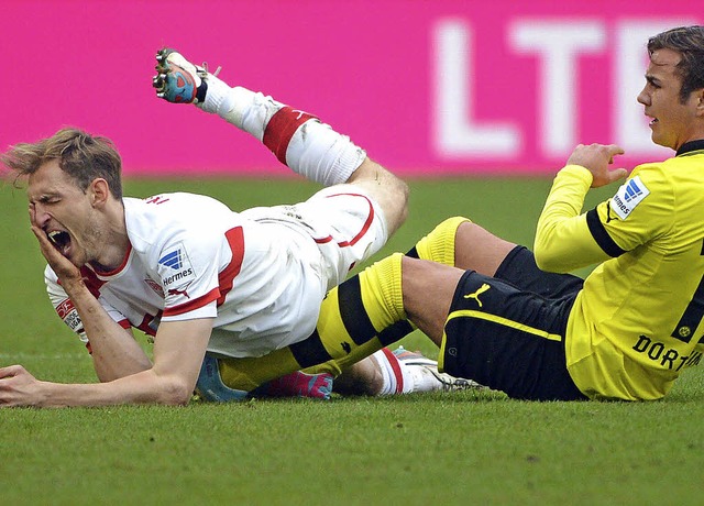 Nichts fr Feingeister: Der Stuttgarte...s) rangelt mit Dortmunds Mario Gtze.   | Foto: dpa