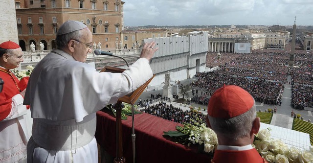 Papst Franziskus am Ostersonntag auf d...als frher &#8211; nur in italienisch.  | Foto: dpa