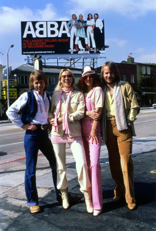 Die Popgruppe Abba 1978 vor einem riesigen Werbeplakat in Los Angeles.  | Foto: AFP ImageForum