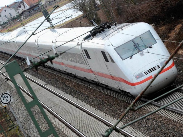 Manchmal erfordert auch eine Fahrt im ICE die Geduld der Reisenden.  | Foto: dpa