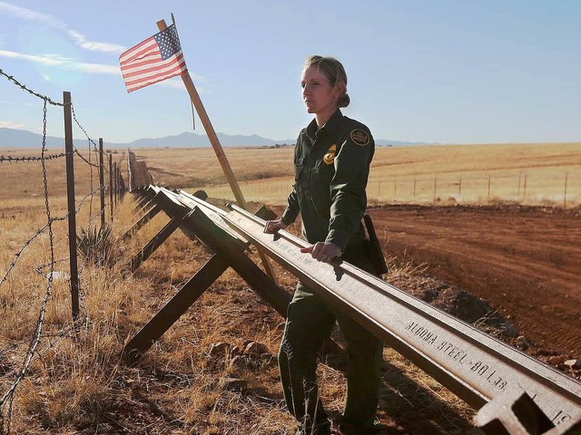 Grenzpatrouille am Zaun: Wer in die US...ollte es nicht ber Arizona probieren.  | Foto: AFP ImageForum
