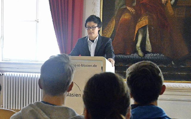 Orville Tan bei seiner Rede. Besonders... Stilmittel und auch auf seine Mimik.   | Foto: Sebastian Barthmes