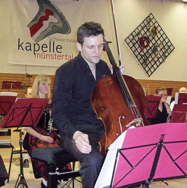 Cellosolist Emanuel Graf begeisterte m...rt der Schwarzwaldkapelle Mnstertal.   | Foto: Bianca Flier