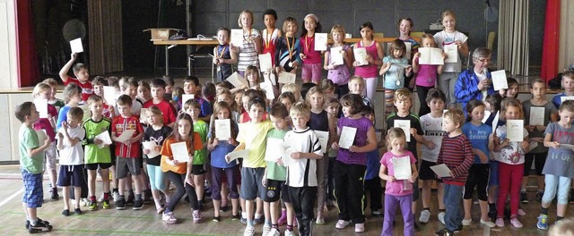 Urkunden und Medaillen gab&#8217;s zum...hluss des Projekts Schule und Verein.   | Foto: tg altdorf