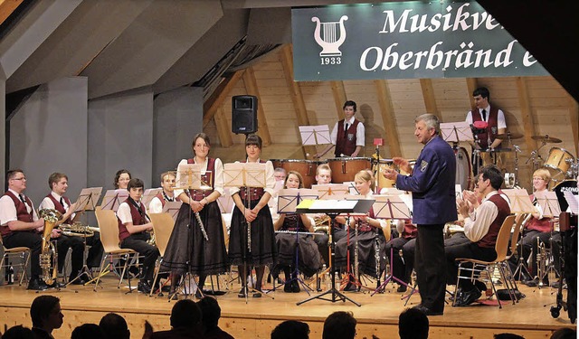 Der Musikverein Hubertshofen beim  Ost...t in der Eisenbacher Wolfwinkelhalle.   | Foto: GERT BRICHTA