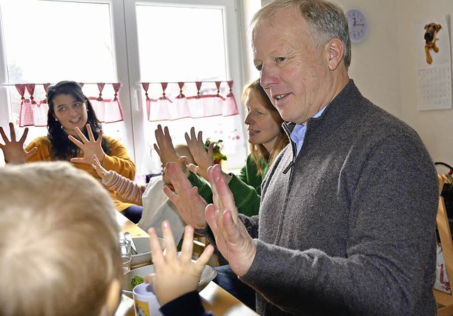 Peter Wei in der Kleinkindbetreuung &quot;Spatzennest&quot;  | Foto: Laura Vlker