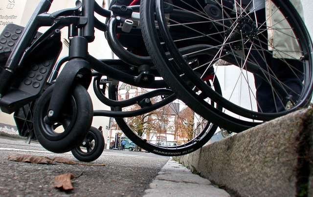 Stufen, Schwellen, Stolperfallen: Gehbehinderte haben es oft nicht leicht.   | Foto: Andr Hnig