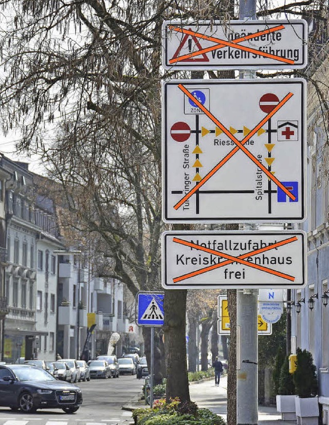 Noch berklebt: Beschilderung der neuen Verkehrsfhrung in der Tumringer Strae   | Foto: Nikolaus Trenz