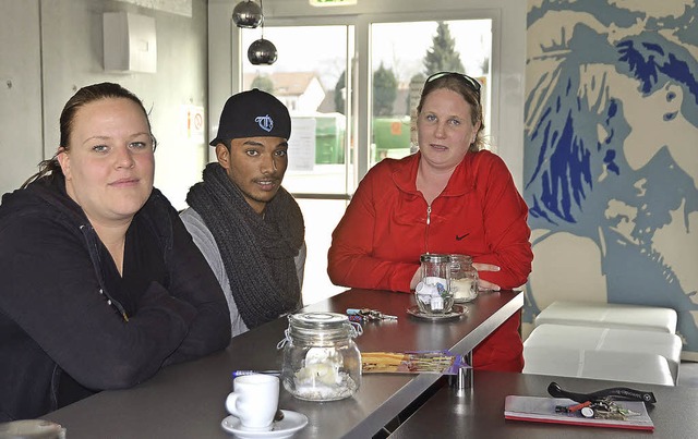 Im Caf des Jugendhauses: die Jugendre... Gimbel sowie Bufdi Prasanna Mahendran  | Foto: Peter Gerigk