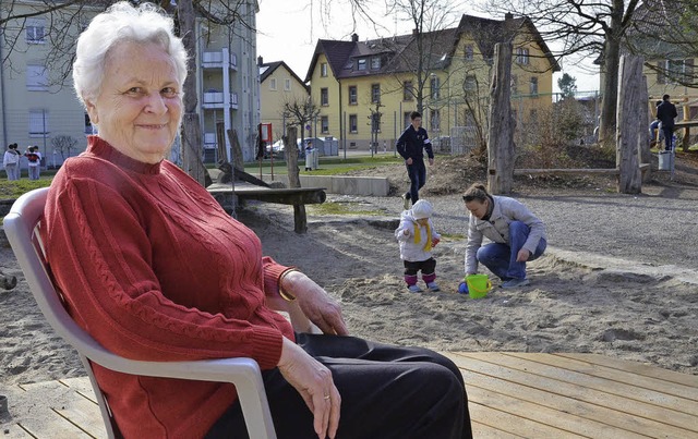 Gerharda Zimmermann wacht seit zehn Jahren ber den Spielplatz  Schwedenstrae.  | Foto: Martina Proprenter