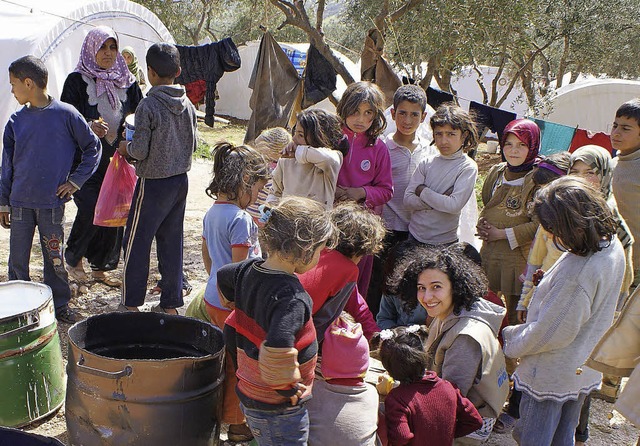 Pause vom Alltag im Athme-Camp:  Dunja...gert von syrischen Flchtlingskindern.  | Foto: Privat