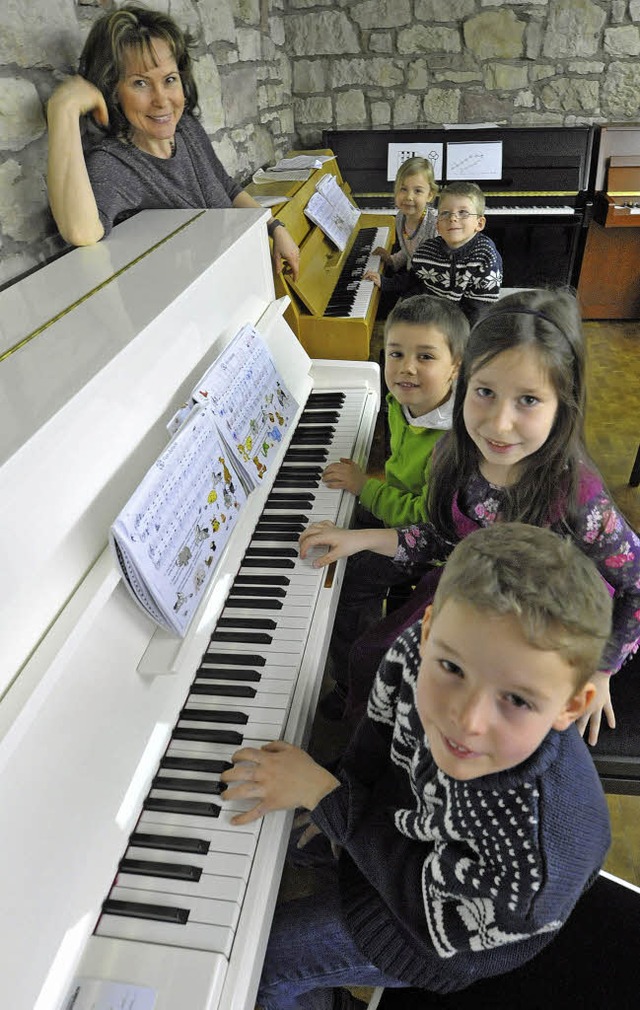 Gruppenunterricht am Klavier: Musikpd...n und Ariane (von vorne nach hinten).   | Foto: Michael Bamberger