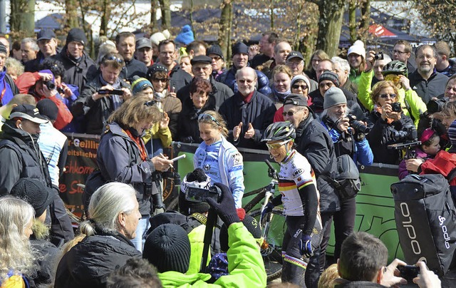 Gold Trophy Sabine Spitz; Siegerin Ade...orath (blaues Trikot) und Sabine Spitz  | Foto: Michael Gilg