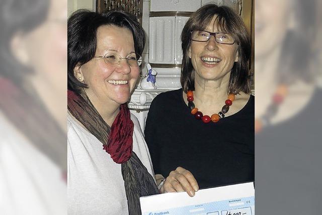 Zonta spendet 4000 Euro fr das Frauenhaus