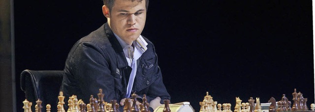 Der Herausforderer des Schachweltmeist...ellung der gedrechselten Spielgerte.   | Foto: DPA