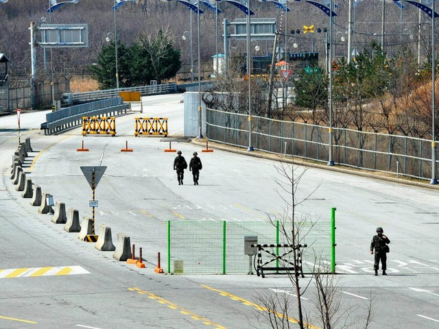 Sdkoreanische Soldaten stehen auf der...irtschaftszone zurckgeschickt wurden.  | Foto: AFP