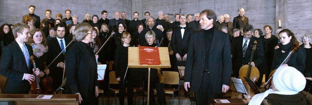 Snger und Musiker sowie  die Leiter H...n den Applaus des Publikums entgegen.   | Foto: Marion Pfordt