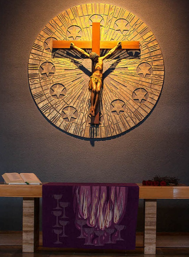 Die Bibel und eine Dornenkrone unter d...euz Jesu: die Symbole des Karfreitags   | Foto: Bernhard Kleine