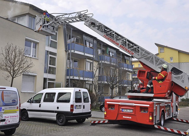 Die Breisacher  Feuerwehr probte fr  ...eren Etagen des Gebudes vorzudringen.  | Foto: kai kricheldorff