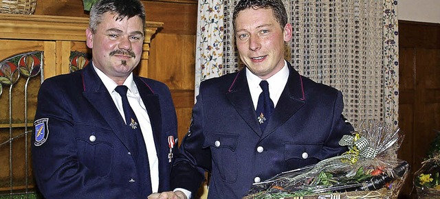 Martin Wietzel (links) wurde von Komma... Feuerwehrdienst in Utzenfeld geehrt.   | Foto: Privat