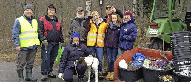 Die zwei- und vierbeinigen Helfer bei der Mllsammelaktion in Rtenbach   | Foto: Liane Schilling