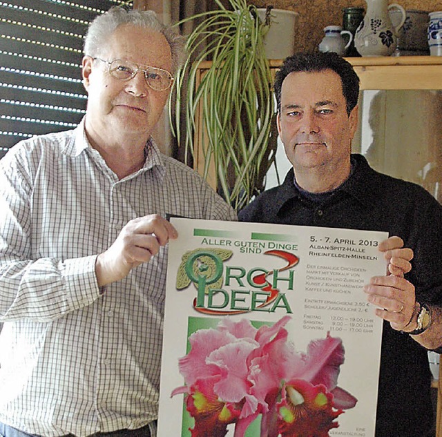 Eugen Meyer (links), einer der Organis...rsitzende Klaus Weber mit einem Plakat  | Foto: leony Stabla