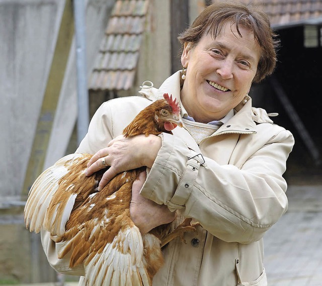 Christa Merz mit einer ihrer Eier-Lieferantinnen.  | Foto: Rita Eggstein