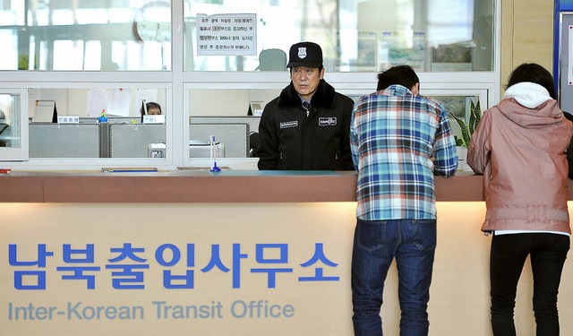 Zwei Sdkoreaner warten an der Grenzstation nach Nordkorea.   | Foto: AFP