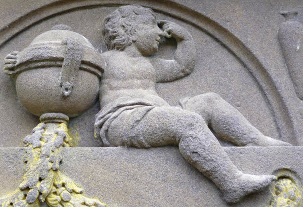 Eine historische Grabplatte auf dem Friedhof in St. Blasien.   | Foto: Thomas Mutter