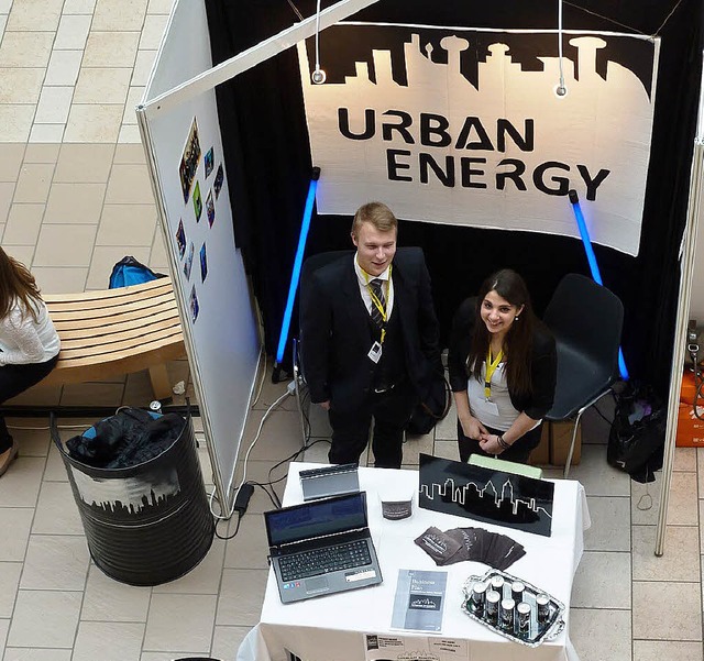 Der Messestand der Schlerfirma Urban ...asiums  mit Nina Pfreundschuh-Wadoux.   | Foto: Gymnasium