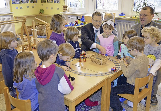 Robert Merle, der Vorsitzende des  Br...ne Spende ber 3333 Euro berreichen.   | Foto: sigrid umiger