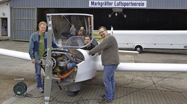 Winterlicher Maschinen-Check:  Ralf Wi... auf dem Mllheimer Segelfluggelnde.   | Foto: Arno Breitenfeld