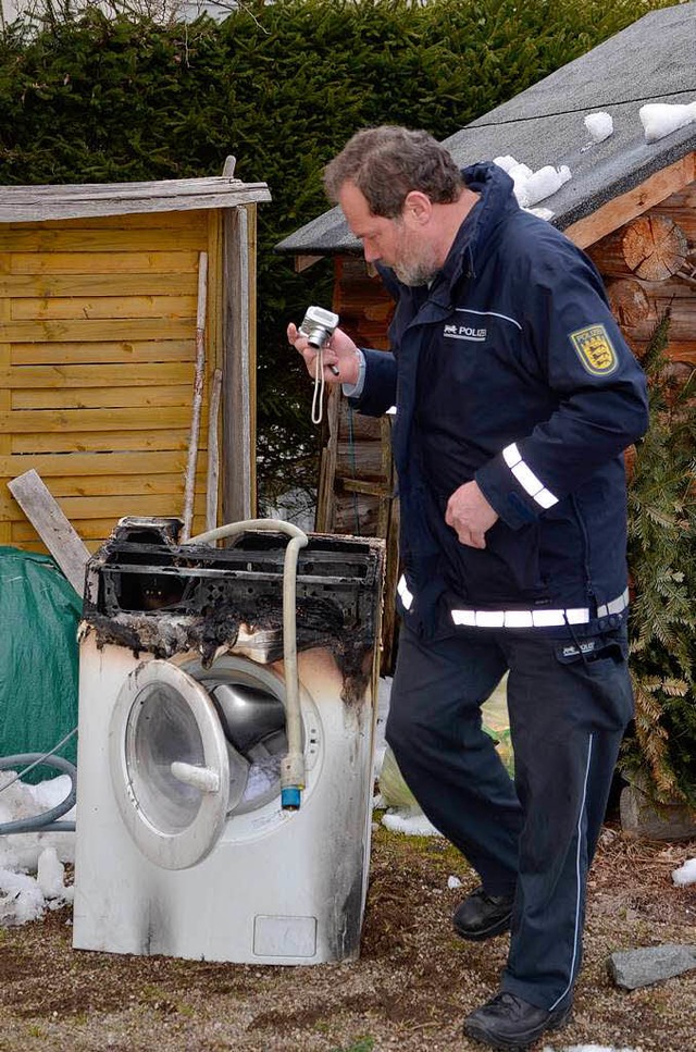 Ein Polizist fotografiert die  Waschmaschine.   | Foto: Kamera 24