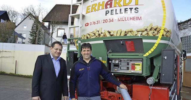 Stolz auf das neue Spezialfahrzeug: Ge... und Pellet-Fachmann Jrgen Deininger   | Foto: Babeck-Reinsch