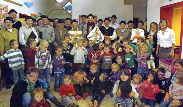 Ein Projekt fr Generationen: der Mnnerchor Murg im Kindergarten Weizenkorn   | Foto: Jrgen Rber