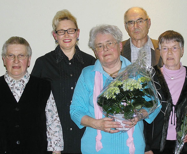 Die Geehrten beim katholischen Kirchen... sowie Blandine Thalheimer (35 Jahre).  | Foto: privat