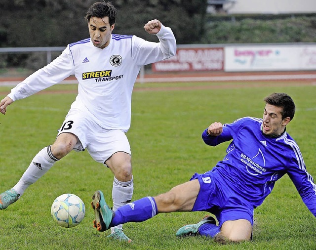 Zweikampf zwischen dem Freiburger Dopp...nks)  und  Kevin Georgas (Waldkirch).   | Foto: Keller