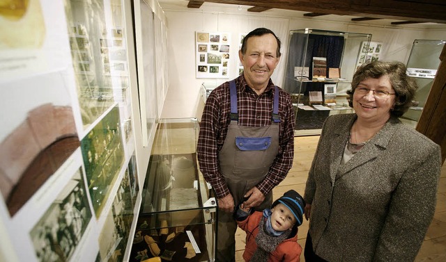 Die Vorsitzende des Historischen Verei...tssippen-Ausstellung im Heimatmuseum.   | Foto: Bastian Henning