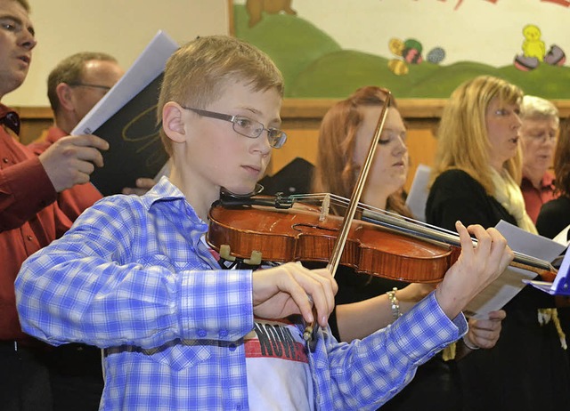 Jngstes Orchestermitglied bei den &#8...er Geige beim Osterkonzert in Wieden.   | Foto: Paul Berger