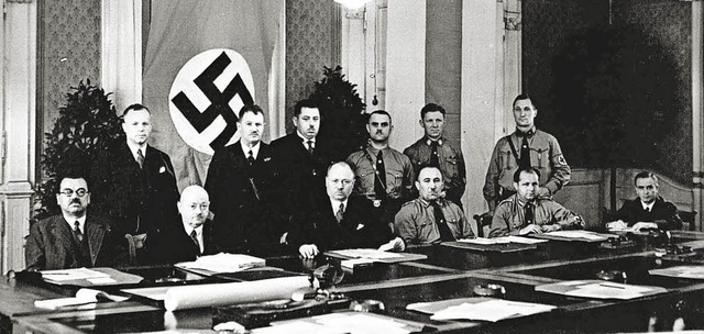 Der Offenburger Gemeinderat von 1933, ...die Hakenkreuzfahne zwangsbeurlaubte.   | Foto: Stadtarchiv