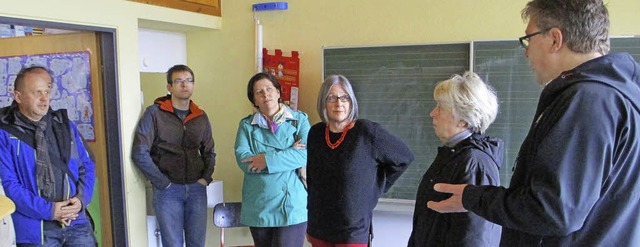 Die CDU Todtnau besuchte in Geschwend ...n Ortsbegehung auch die  Grundschule.   | Foto: ZVG