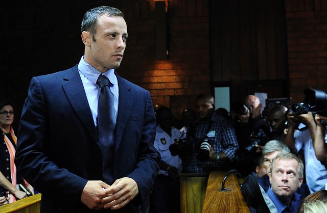 Im Rampenlicht und vor  Gericht &#8211...ar Pistorius steht unter Mordverdacht.  | Foto: afp/dpA