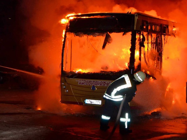 Der Bus in Flammen. 