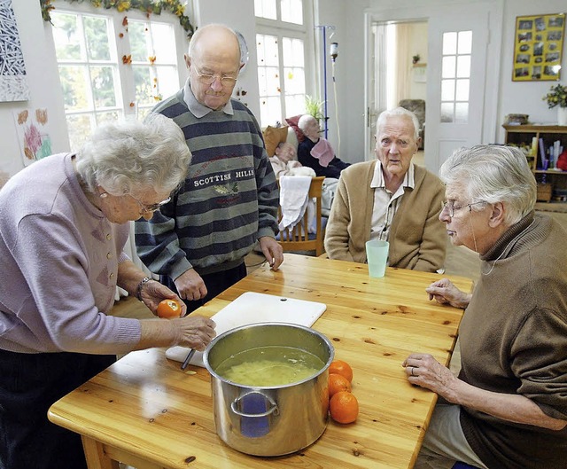 Leben Senioren gemeinsam in einer Wohn... dem Kochen gegenseitig untersttzen.   | Foto: Bernd Thissen/dpa, Michael Bamberger