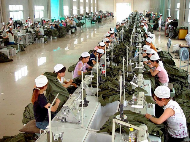 Chinesische Frauen arbeiten in einer T... Sie vergeben Labels fr die Kleidung.  | Foto: Archivfoto: dpa
