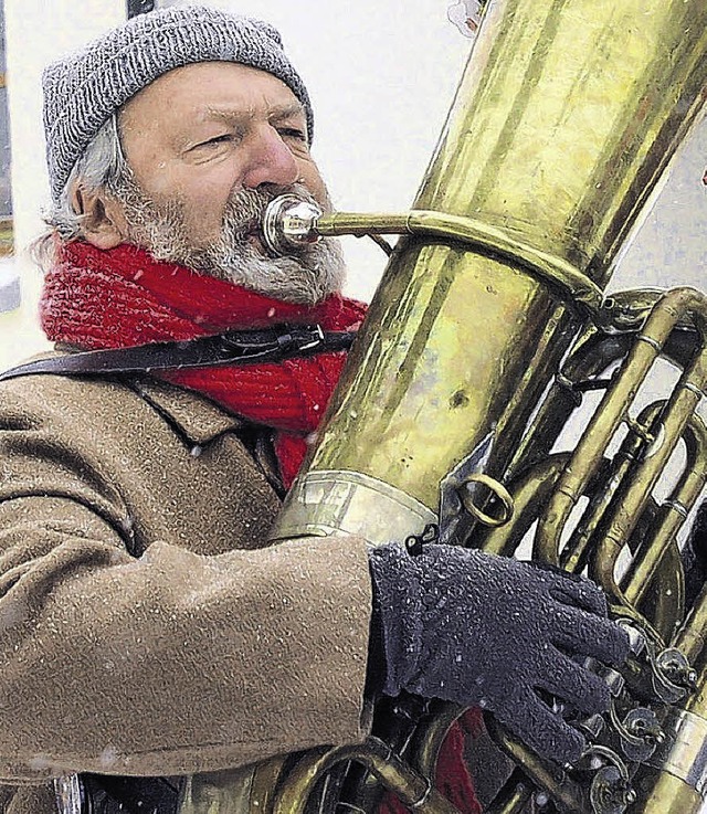 Peter Marx in Aktion mit seiner Tuba a...Schwarzwald-Baar ernannt. Bild: Lendle  | Foto: Lendle
