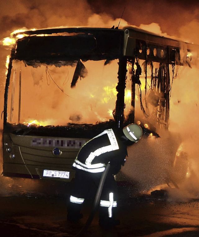 Lichterloh stand der Bus in Flammen, s...rkte Lastwagen ist ein Totalschaden.    | Foto: Kamera 24